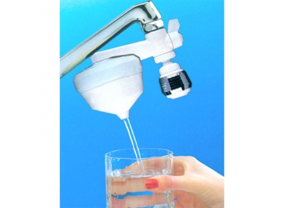 FSporič vody s filtrom na batériu